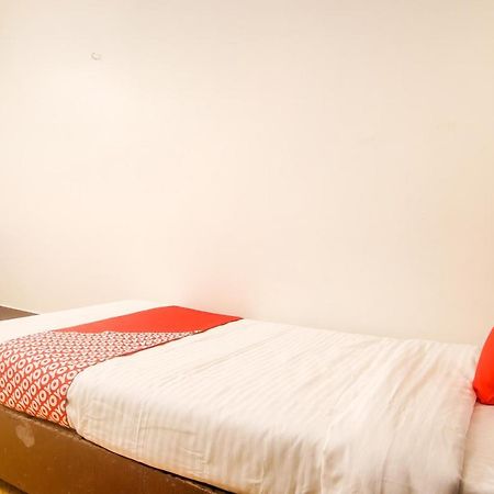 Oyo Indiraj Hotel Гувахати Екстериор снимка