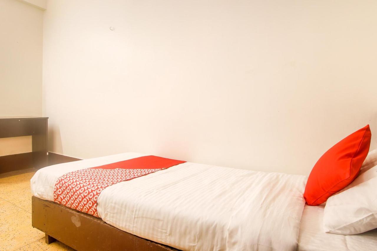 Oyo Indiraj Hotel Гувахати Екстериор снимка
